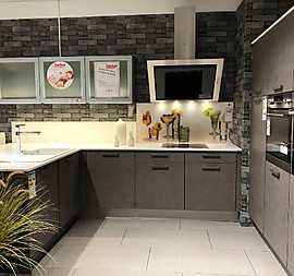 moderne Küche mit Halbinsel und seperater "Technikwand"
