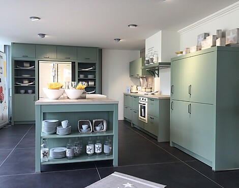 Moderne Landhausküche mit Insel in Salbeigrün mit Markengeräten von Smeg und Siemens - DOMUS