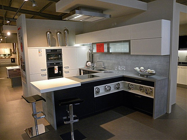 Schüller Musterküche moderne zeitlose Designküche