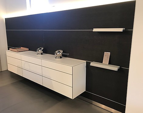 elegante Wohnraumlösung hängend mit Holzwänden - b3 Kunststoff alpinweiß mit Rückwand in Eiche Sägerau
