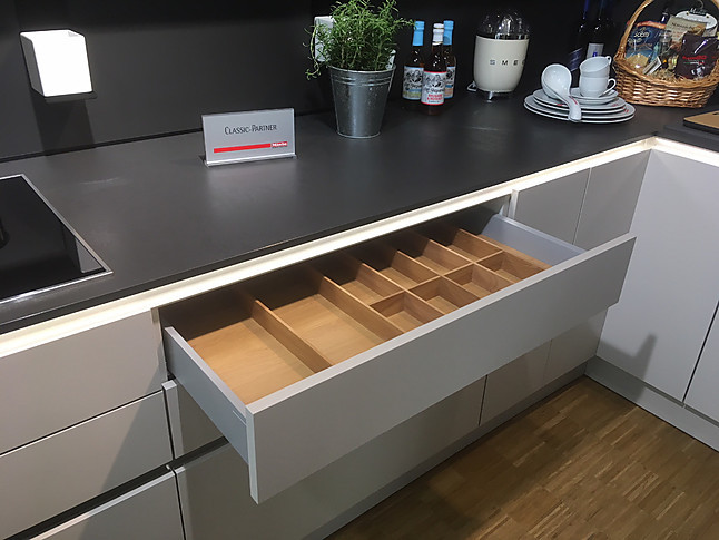 Schüller-Musterküche grifflose Küche in Sandgrau-matt (P212