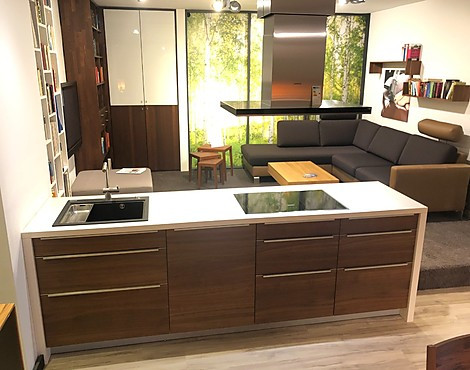 moderne Inselküche mit Hochschrank-Element und Miele-Geräten! - SIGnatura - Alno - Impuls Eigenmodell Nußbaum Echtholz furniert mit magnolie matt