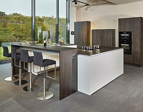 Luxuriöse Küche mit zwei Inseln und Sitzgelegenheit - +Segmento in Mooreiche und matt polarisweiß (Koje 210 KL)