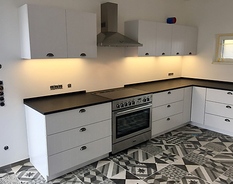 Pure Eleganz, helle Küche mit Akzenten - Schmidt LOFT Mattlack