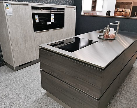 Exklusive Einbauküche grifflos - Häcker Systemat AV2080 Beton natur u. AV1092 Pinie dunkel
