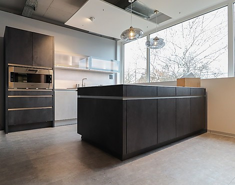 Große Wohnküche mit Insel | BORA Kochfeld | Gaggenau Backofen - LEICHT IKONO