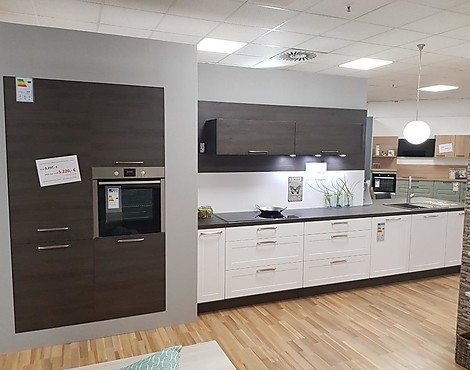 moderne Landhausküche in Weiß und Gladstone Oak - Credo / Structura