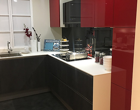 Akzentuierte Küche in Spachtelbeton -Rot mit Backofen und Mikrowelle - KMB 110 Spachtelbeton Graphit - Grifflos
