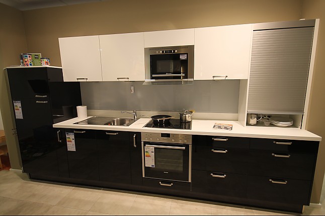 HausmarkeMusterküche Moderne Küche in Schwarz Hochglanz