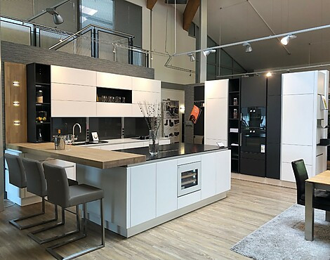repräsentative grifflose große Luxusküche mit GAGGENAU, MIELE, LIEBHERR und QUOOKER Geräten - "Biella" Satinlack kristallweiß und lavaschwarz
