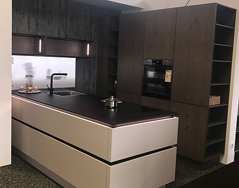 Nolte Ausstellungsküche - T30 Tavola 572 Furnier Eiche Barolo / F17 Feel 968 Lacklaminat Sahara