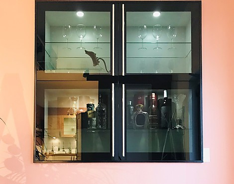 Vitrine mit schwarz getöntem Glas und Innenbeleuchtung - Akzentglasschränke mit schwarzem Rahmen
