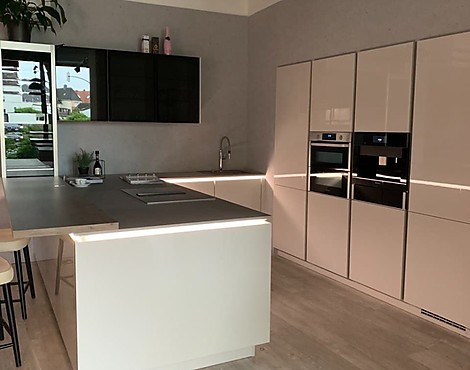 Absoluter Hingucker - Grifflose Optik mit LED-Beleuchtung, Echtlack, Seidengrau Hochglanz