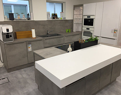 Modern elegante NOLTE Küche mit Insel und Theke (BKj5) - NOLTE LUX Arcticweiß Hochglanz kombiniert mit Beton-Optik