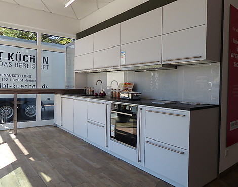 Küche im zeitlosen Design mit Granit und Glas - Baku Moonlight Grey Kunststoff Seidenmatt