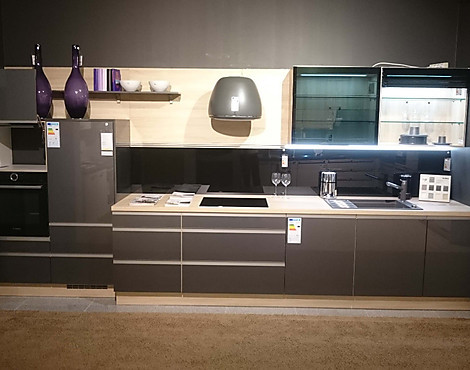 moderne Zeile mit Hochglanzfronten und griffloser Optik - Xeno