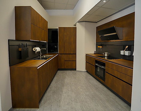 Grifflos Küche von Schüller mit Miele Markengeräten und Design Dunsthaube von berbel - TARGO L592 Stahl bronze Nachbildung matt