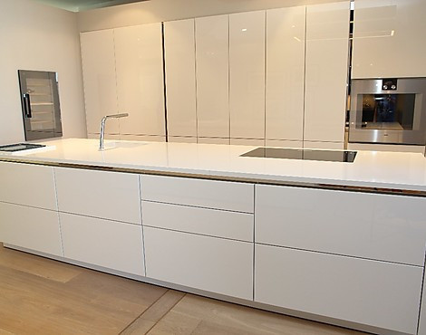Grifflose Designküche mit weißer Steindesignarbeitsplatte - S2-L lotusweiß glänzend