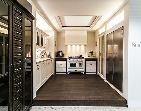 in magnolienweiß Mattlack und ahorndunkel Holz mit Silestone Arbeitsplatte rhin matt, Gasherd ILve Majestic , Blanco Keramikspüle, Dornbracht-Einhebelmischer, Miele Dunstabzugshaube - BeauxArts