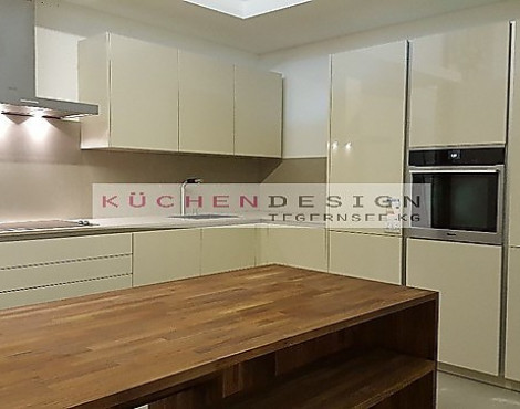 Grifflose Hochglanz Lack L-Küche +Segmento Poggenpohl, Farbe Sand - +Segmento HL Hochglanz Lack Sand