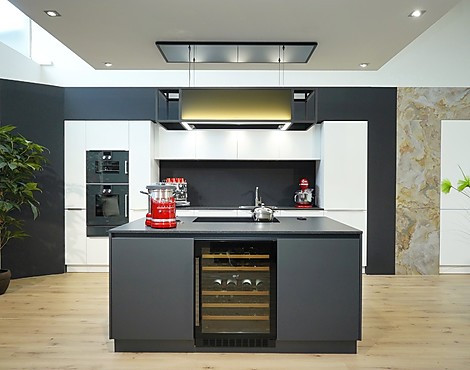 WANDZEILE MIT APOTHEKERSCHRANK, FLEXIBEL AUFSTELLBAR & KÜRZBAR, SIEHE TEXT! Elegant in Lava abgesetzte grifflose Insel mit Flächeninduktion, elektrisch hochfahrbarer Skyline Frame Deckenhaube, 10 Auszügen, 2 Steckdosen sowie 2-Zonen-Weinklimaschrank! - SYSTEM 78 SATINLACK KRISTALLWEIß & LAVASCHWARZ. Mattlack-Fronten, geflammter & gebürsteter Naturstein aus Afrika, Pyrolyse-Backofen mit aktiv beheiztem Backstein, Kombidampfgarer (beide mit Kernthermometer), Wärmeschublade, A+++ Kühlgerät mit 0°-Zone ...
