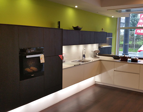 Hochwertige moderne Leichtküche in weiß mit Mooreiche Massiv zum Knallerpreis ! - Vitrea C