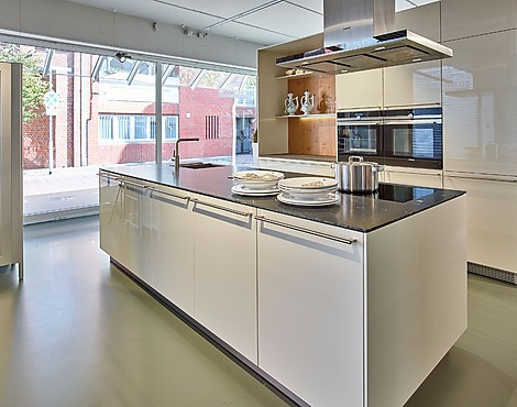 Schöne Inselküche in Beigegrau Hochglanz - Studio Slim (Koje 3 KH)