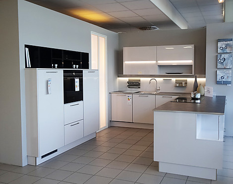 Moderne Kunststoff Fronten und hochwertige Siemens / Miele Geräte - C203 Cristall Satin mit 18 mm Lechner Laminat Arbeitsplatte