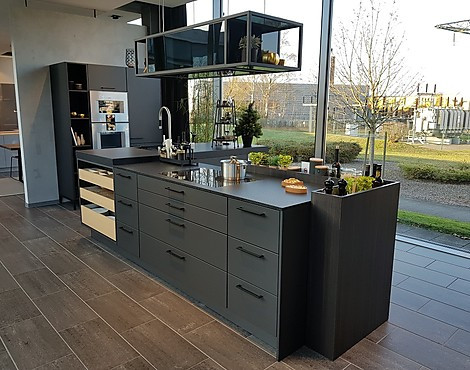 Moderne Kücheninsel mit separatem Gerätehochschrank in graphitgrau matt - SieMatic SE8008LM urban