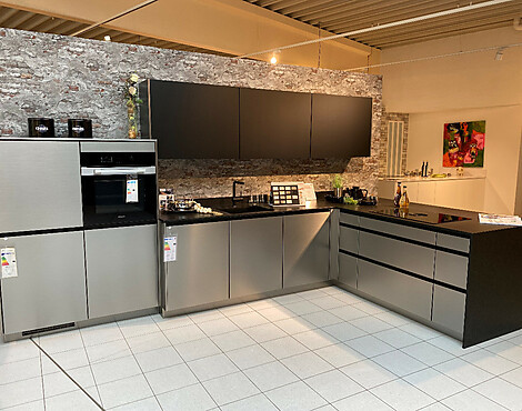 Moderne L-Küche mit toller Ausstattung - Inox Stahl Lacklaminat gebürstet Nachbildung