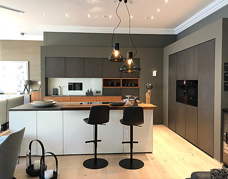 Zur Zeit RESERVIERT! Avance Grifflos Spachtelbeton, Grauwacke, Mattlack und Wallnuss - Avance Grifflos Spachtelbeton, Grauwacke, Mattlack und Wallnuss