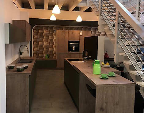 (Ausstellungsküche, Nolte Küchen) - Manhatten Uni 49V Kst. Olive , Timber 39V Kst. Steineiche