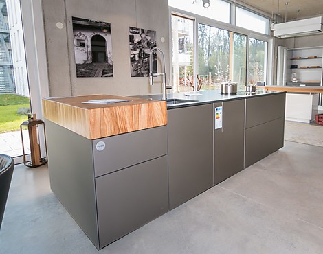 Transparent, hart und robust zugleich - NX 902 Glas matt platin metallic