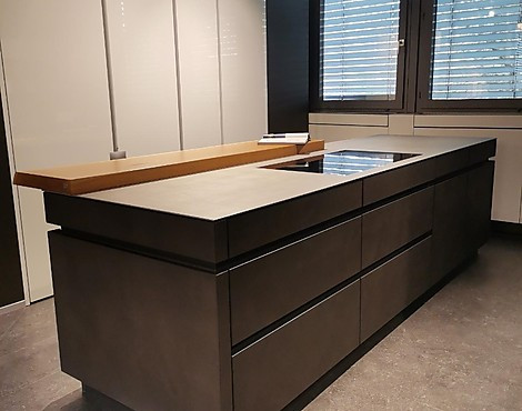 Musterküche Grifflos in Echtbeton - Concrete-A in 192 Brasilia / Sirius in 103 Merino