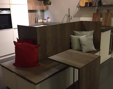 Modern-elegante Familienküche mit extra Stauraum und Sitzecke - Glasline matt magnolia