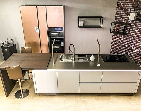 Grifflose moderne Küche mit edelstahlfarbener Arbeitsplatte ohne Geräte - AV 4030-GL polarweiß Hochglanz Lack