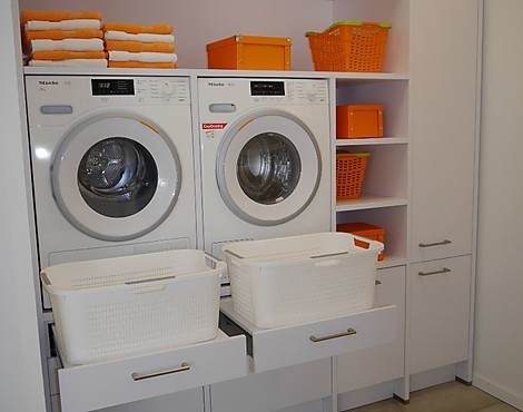 Hauswirtschaftsraum aus Küchenmöbeln - komfortable Bedienung für Waschmaschine und Trockner