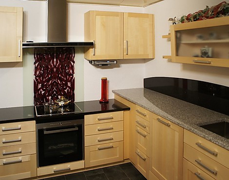 Musterküche Ahorn massiv mit Granit APL - Modell Iller Ahorn massiv Natur mit Granit APL
