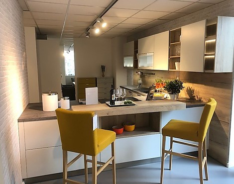 Moderne Küche in Mattlack mit Thekenlösung - Siena kristallgrau samtmatt/Alteiche provence Nachbildung