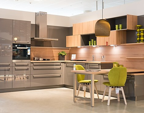 - moderne L-Küche mit gemütlichen Sitzplatz - Systemat Lavagrau in Hochglanz