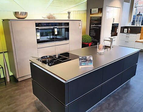 Moderne Grifflos - Küche  Beton mit Schwarz kombiniert - Riva 892 Beton grau - Easytouch 961 Grafitschwarz