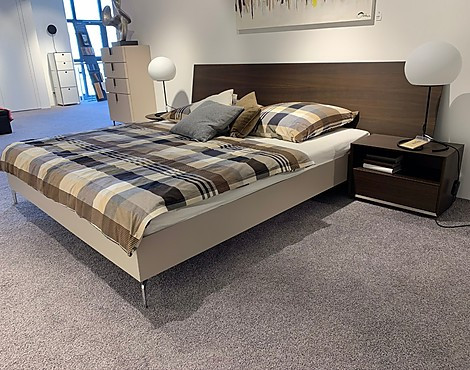 Bett mit Beitelltischen - B3