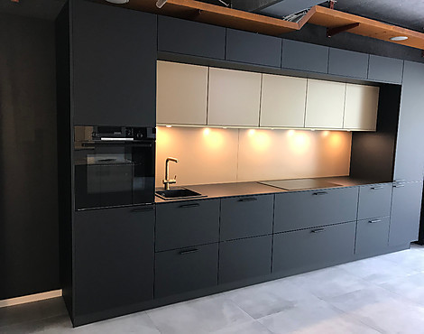 Designerzeile mit Vollausstattung und Luxusdetails! Massivholzbesteckeinsatz, Ledergriffe, Induktionskochfeld mit Absaugung uvm. - Nero-Brass