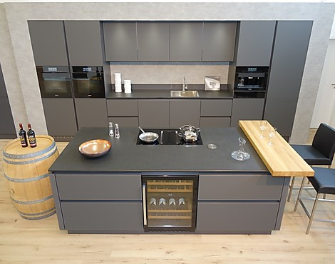 HighEnd-Geräte: XXL-Kombidampfgarer und Pyrolyse-Backofen mit Klimagaren, beide mit Kernthermometer. Kaffeeautomat mit Festwasser-Option. Wärmeschublade. Top-Muldenlüftung & Induktion. A+++ Kühlschrank mit 0°Zone, Gefrierschrank & 2-Zonen-Weinkühler. - X2 GLASLINE MATT LAVA. Sehr elegante & überragend ausgestattete Luxusküche, die keine Wünsche offen lässt! Edle Mattglas-Fronten. Arbeitsplatten in Nero Assoluto geflammt & gebürstet. Theke in Eiche geschliffen & geölt. Viele Auszüge & liebevolle Details.