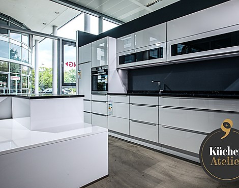 Edles, klassisches Design mit weißen Hochglanzfronten - Lux 555