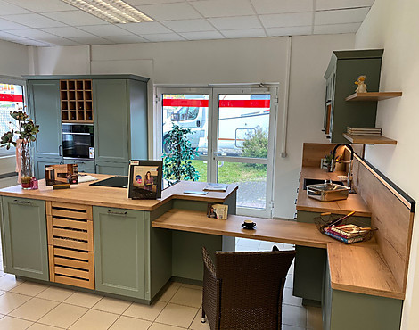 Einbauküche "Mut zur Farbe" im Landhausstil - Cascada (Lacklaminat Front in Schilf Optik kombiniert mit einer APL in Eiche Sierra Nachbildung