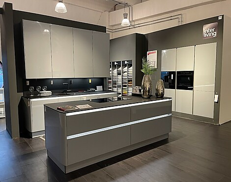 Moderne Inter Living Küche mit Kochinsel und hochwertigster Geräteausstattung - Inter Living 3610 Papyrusgrau
