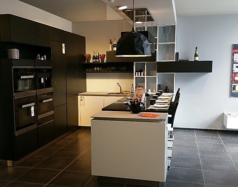 - grifflos Küche kombiniert mit weißer Glasfront und schwarzen matt Lack - - Modell: Kombination aus Glamour und Loft