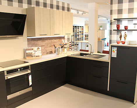 Moderne Lacklaminat-Front matt mit hochgebautem Geschirrspüler und OrgaWall - Uma onyxschwarz matt/Cremona Silbereiche Nachbildung