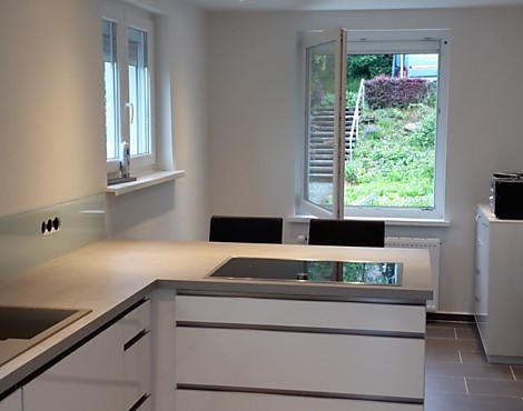 Sehr elegant mit Edelstahl Griffschiene Arcos glänzend weiss E130 - Arcos weiss glänzend
